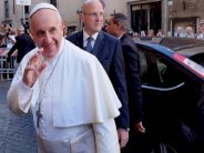 مسيحيو الاردن ينتظرون البابا بالورود والاعلام