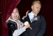 ناشطة من فيمن تحطم رأس فلاديمير بوتين