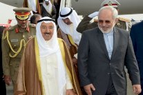 أمير الكويت يبدأ زيارته لإيران بلقاء مع روحاني