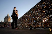 انهيار جسر الفنون الباريسي بسبب أقفال الحب!