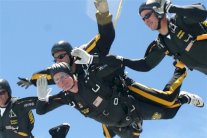 آل بوش: أب تسعيني يقفز بالمظلة وابن ثانٍ يحلم بالرئاسة