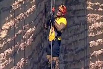 لبناني معوق يتسلق صخرة الروشة