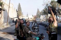 مقاتلو كتائب معارضة في مدينة دير الزور بين ناري النظام و