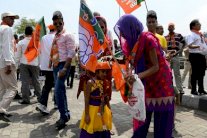 20 قتيلا وعشرات عالقون تحت الانقاض بعد انهيار المبنى في جنوب الهند