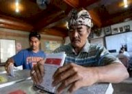 فتح مكاتب الاقتراع للانتخابات الرئاسية في اندونيسيا