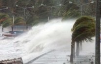 قتيل وثلاثة مفقودين واجلاء مئات الالاف جراء اعصار في الفيليبين