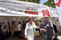التونسيون المحبطون من السياسة يعزفون عن التسجل لانتخابات 2014