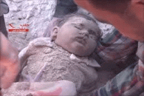 انتشال طفلة في شهرها الثاني من تحت الانقاض في حلب