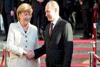 بوتين وميركل يدعوان الى