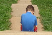 لبنانيان يحرضان طفلهما على ضرب طفل سوري بقسوة