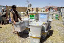 المرشحان الأفغانيان يوافقان على استئناف التدقيق في الأصوات