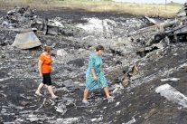 30 خبيرًا هولنديًا يتوجهون إلى مكان تحطم الطائرة الماليزية