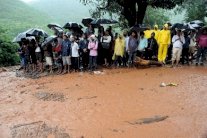 عمال الانقاذ يبحثون عن ضحايا انزلاق التربة في الهند