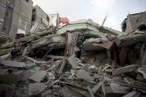 مقتل شاب وطفل بغارة اسرائيلية على دير البلح وانتشال 20 جثة 