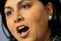 البارونة وارسي تستقيل من حكومة كاميرون 