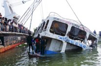 غرق عبارة في بنغلادش تقل 200 شخص