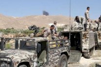 رجال دين سنة يدخلون