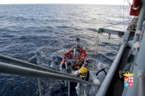 اغاثة 2700 مهاجر وانشال جثتين قرب ايطاليا