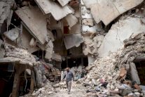 معارك كر وفر وإلقاء براميل متفجرة في حلب 