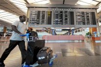 الإمارات تبدأ بتطبيق نظام جديد لتأشيرات الدخول والإقامة