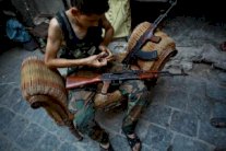 مقاتلو المعارضة السورية يدافعون عن أحد معاقلهم شمال حلب