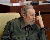 فيدل كاسترو يوقع بيانا