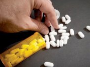 شرطة دبي تلقي القبض على آسيوي يروّج أقراص عقاقير مخدرة