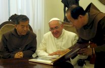 البابا يطوّب في سيول 124 قديسًا ويسأل عن معنى التضحية