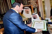 العاهل السعودي يقلد الرئيس المصري قلادة الملك عبدالعزيز