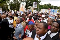 الاف المتظاهرين في نيويورك احتجاجا على موت رب اسرة اسود