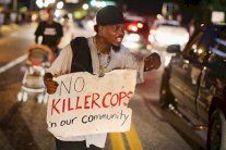 متظاهرون يتحدون حظر التجول في فرغسون الأميركية