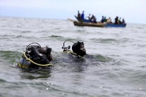  انقاذ 13 شخصا بينهم ثمانية اجانب بعد يومين على غرق مركبهم في اندونيسيا