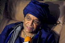 رئيسة ليبيريا تفرض حظر تجول ليلي لمكافحة وباء ايبولا