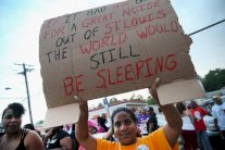 الشرطة الأميركية تطلق قنابل الغاز باتجاه المتظاهرين في فرغسن