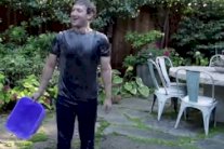 تحدي الماء البارد يجمع مشاهير أميركا