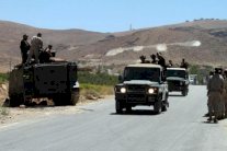 أنباء عن ذبح جندي لبناني ومحتجون يقطعون الطرق