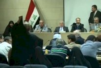 والدة إحدى ضحايا سبايكر ترمي حجابها بوجه رئيس البرلمان العراقي