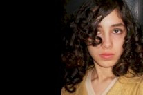 علياء المهدي وصديقة لها عاريتان على علم داعش