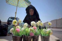 عراقيون يتعاطفون مع بائعة زهور قتلها انفجار إرهابي