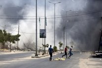  سائقو غزة يتحدون الموت على الطرقات