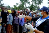 مريض بفيروس إيبولا يهرب من الحجر الصحي بحثًا عن الطعام!