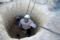 شح المياه يدفع الغزيين إلى حفر آبار داخل بيوتهم