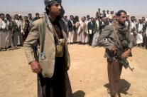 الحوثيون ينصبون خيامًا جديدة بوسط صنعاء ويغلقون طريق المطار