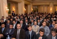 الأمير سلمان منح المبتعثين السعوديين بفرنسا مكافأة مالية