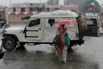 مليون شخص تضرروا من الفيضانات في باكستان وتزايد الغضب في كشمير الهندية