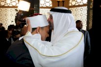 قبلة محمد بن زايد على رأس شيخ الأزهر تشعل تويتر