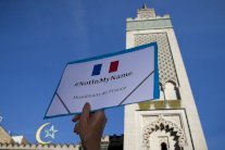 تجمعات في فرنسا ترحما على روح الرهينة الفرنسي المغتال