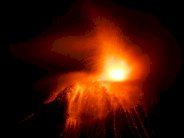 قتيل وثلاثون جريحا اثر ثوران بركان في وسط اليابان