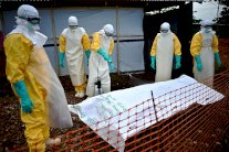 كوبا تعلن ارسال 296 طبيبا اضافيا قريبا الى افريقيا الغربية