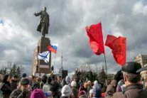  أوكرانيون يسقطون تمثال 